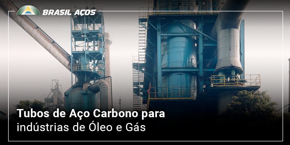 Tubos de Aço Carbono para indústrias de Óleo e Gás Indústria de óleo e gás e a imagem possui o texto Tubos de Aço Carbono para indústrias de Óleo e Gás