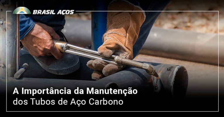 manutenção dos tubos de aço carbono e a imagem possui o texto A Importância da Manutenção dos Tubos de Aço Carbono