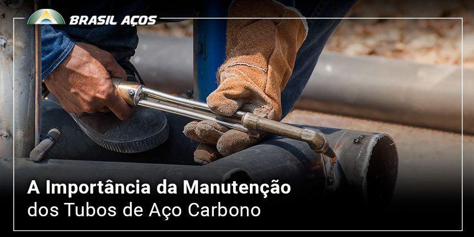 A Importância da Manutenção dos Tubos de Aço Carbono manutenção dos tubos de aço carbono e a imagem possui o texto A Importância da Manutenção dos Tubos de Aço Carbono