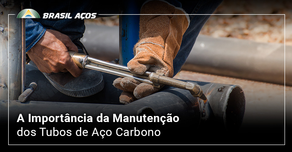 manutenção dos tubos de aço carbono e a imagem possui o texto A Importância da Manutenção dos Tubos de Aço Carbono