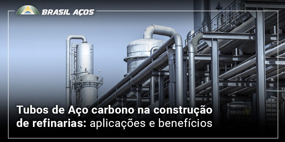 Tubos de Aço carbono na construção de refinarias_ aplicações e benefícios Tubos de Aço carbono na construção de refinarias e a imagem possui o texto Tubos de Aço carbono na construção de refinarias: aplicações e benefícios